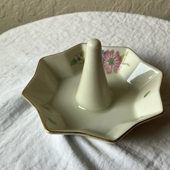 Fred Robert’s Co: Vintage White Porcelain Ring Holder- made in Japan- floral - Picture 1 of 16